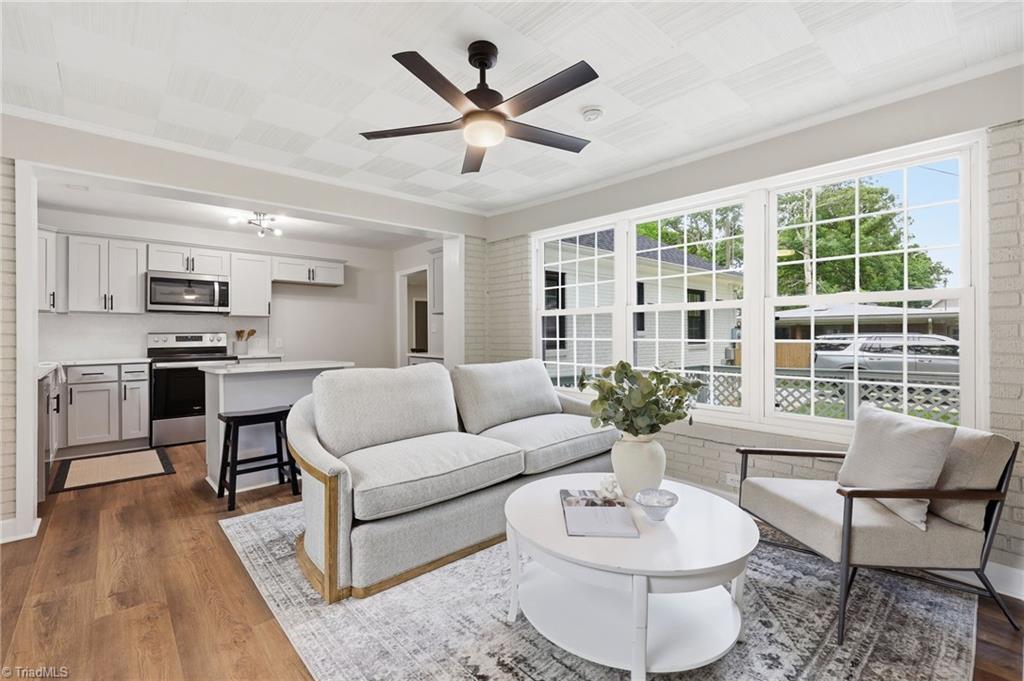 940 N Peace Haven Road, Winston-Salem