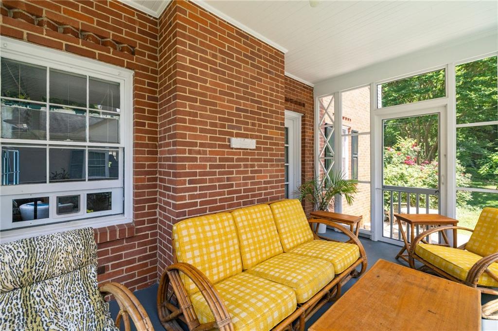 112 W Avondale Drive