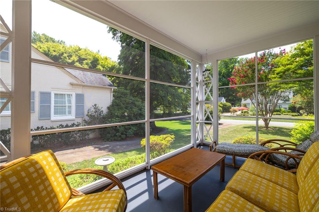 112 W Avondale Drive