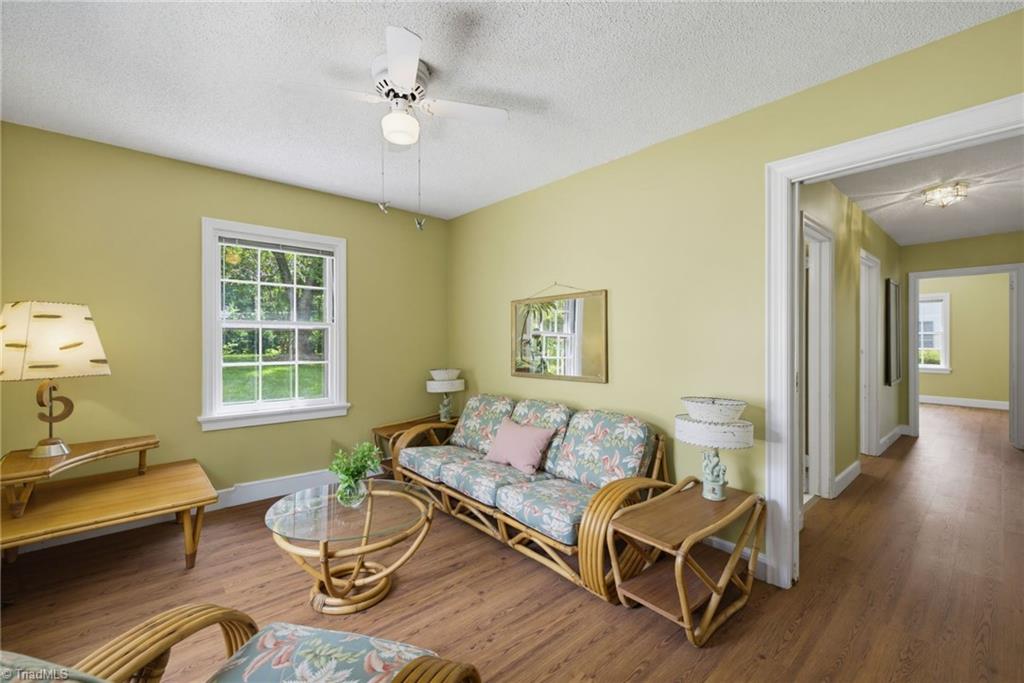 112 W Avondale Drive