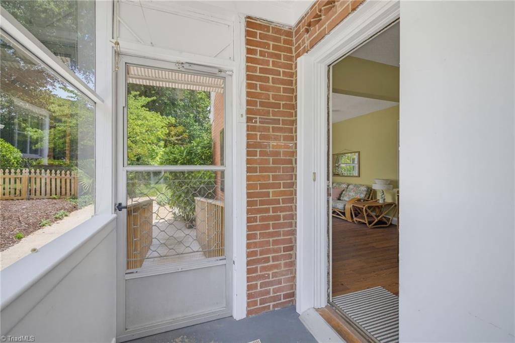 112 W Avondale Drive