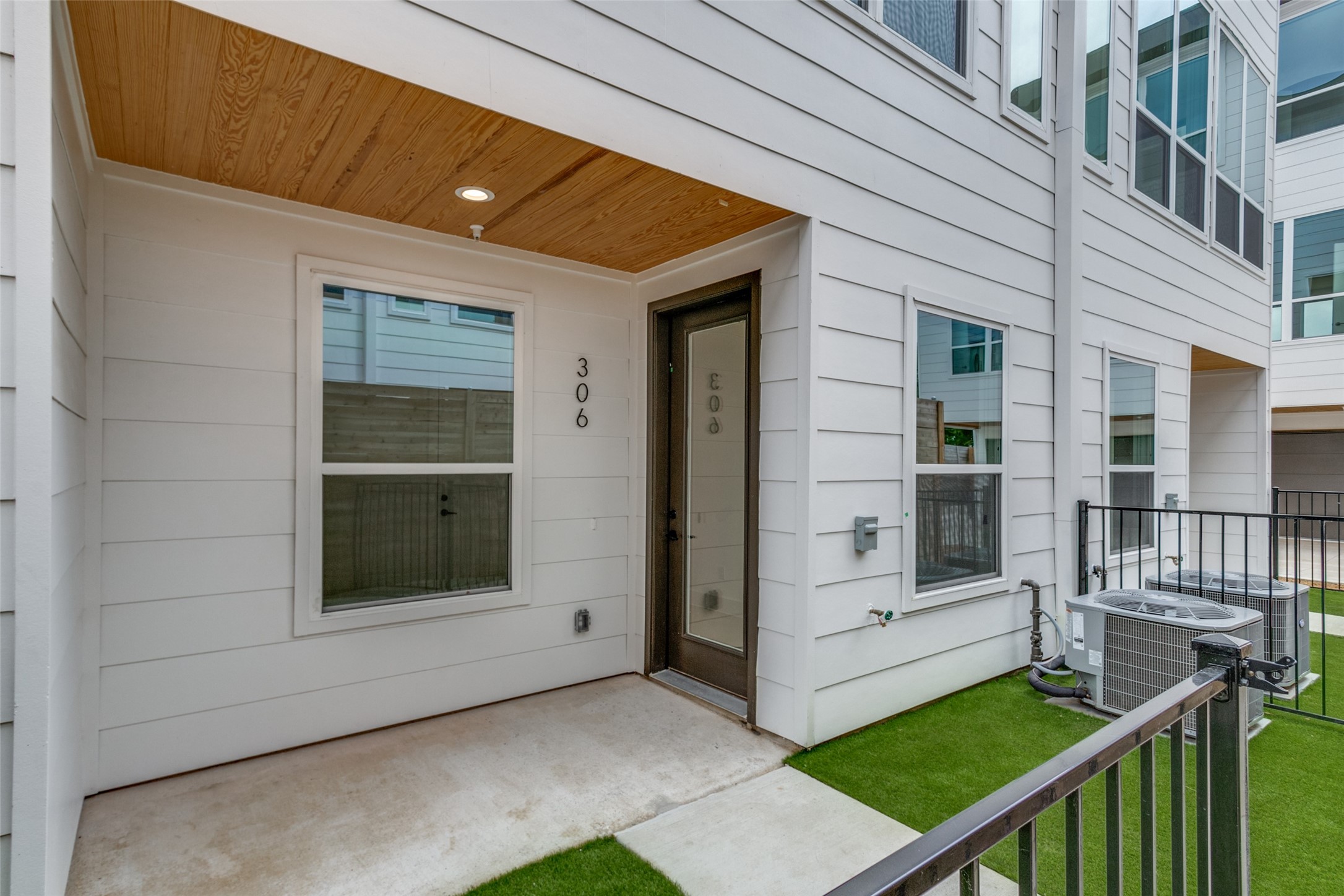 4718 Bryan Street 304