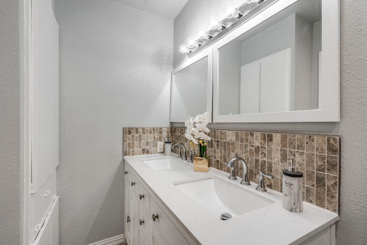 9723 Queenswood Lane