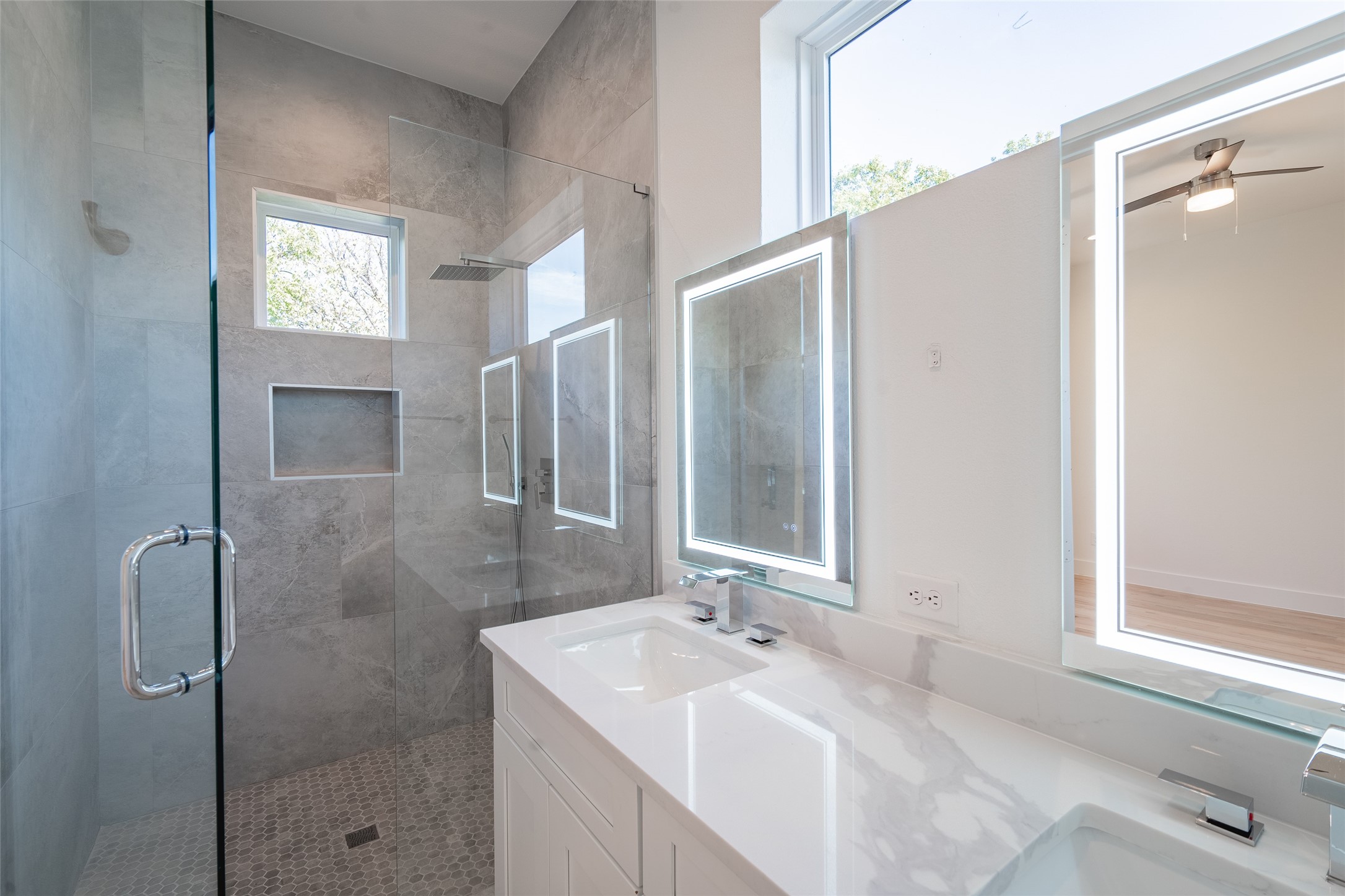 1921 N Prairie Avenue 104