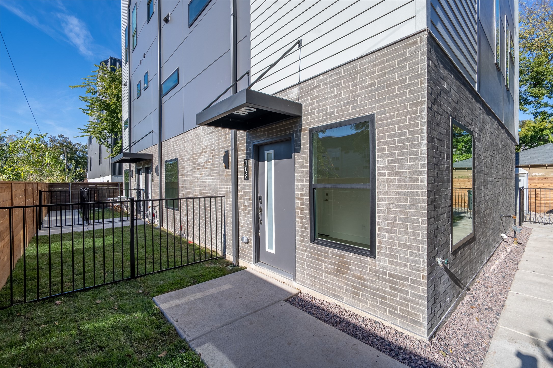 1921 N Prairie Avenue 104