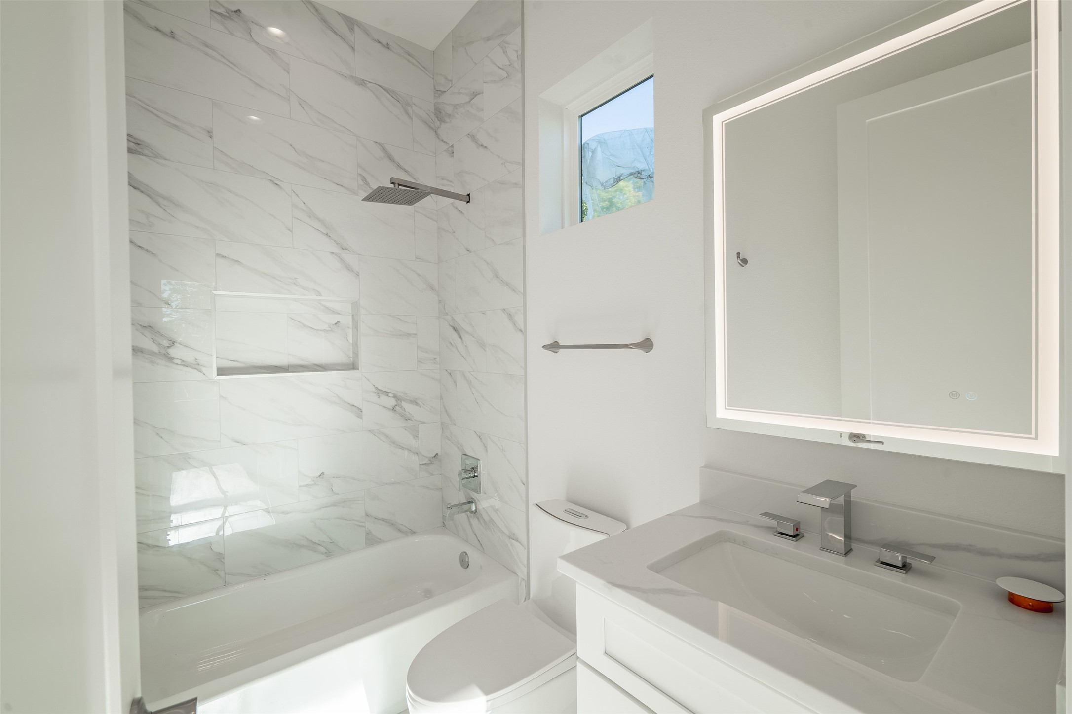 1921 N Prairie Avenue 104