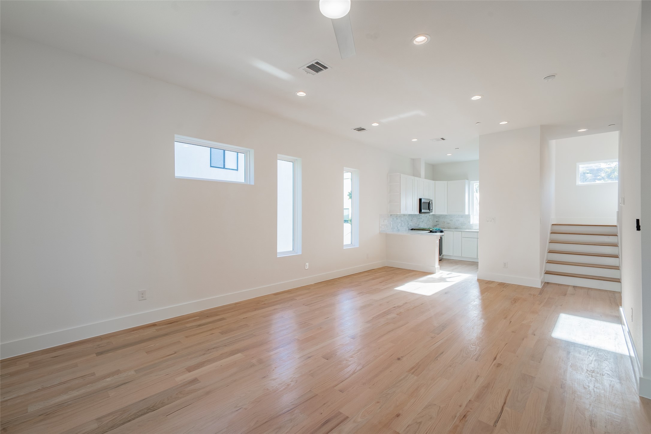 1921 N Prairie Avenue 104