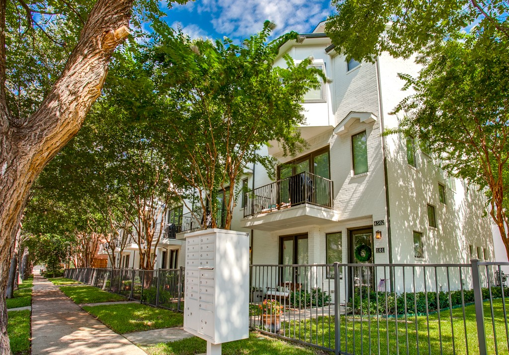 4502 Holland Avenue 206