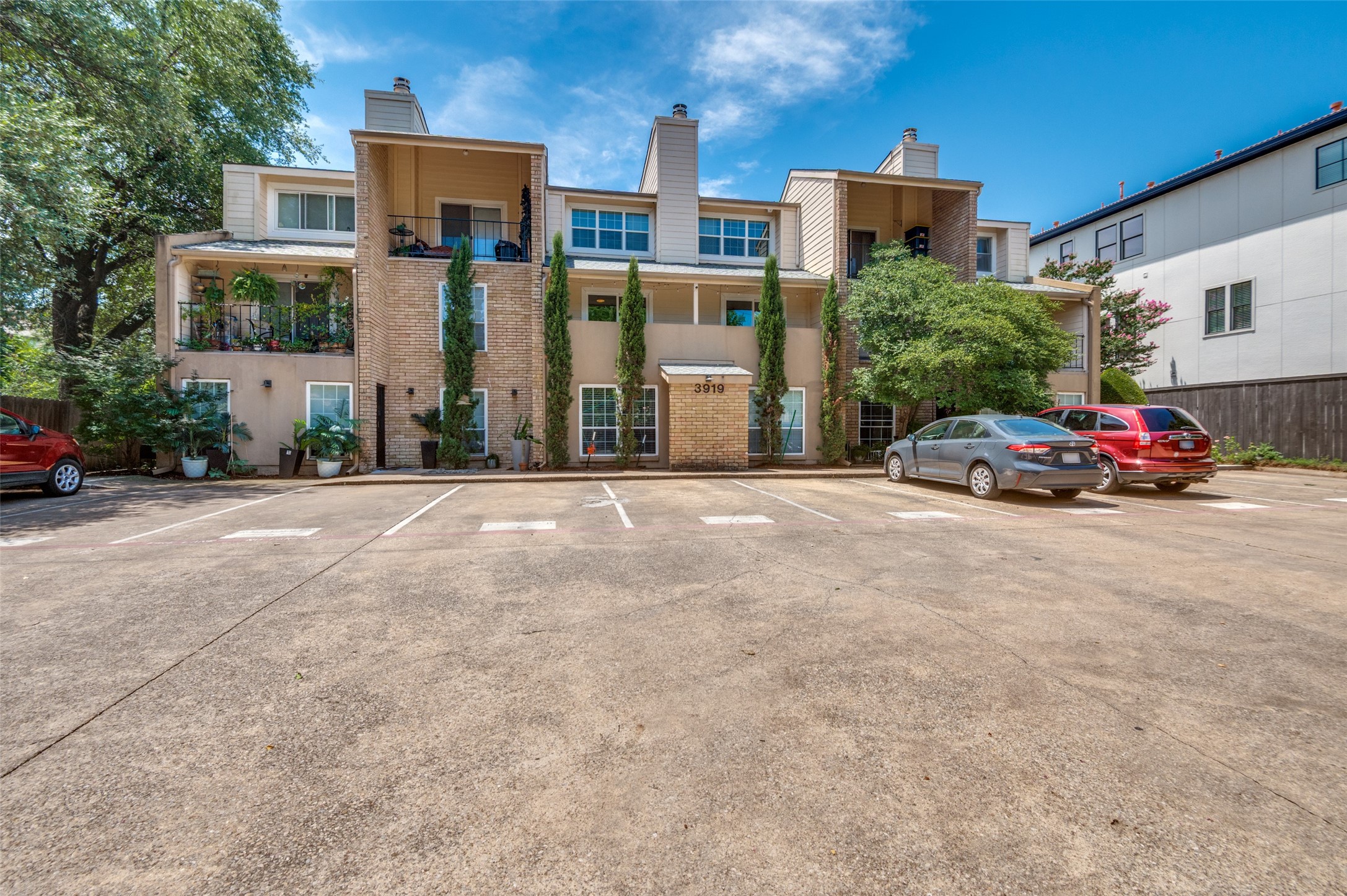 3919 Holland Avenue 203