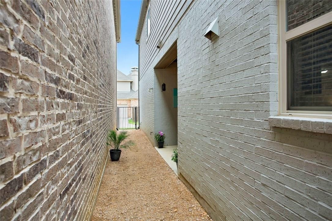 2221 Longwood Drive