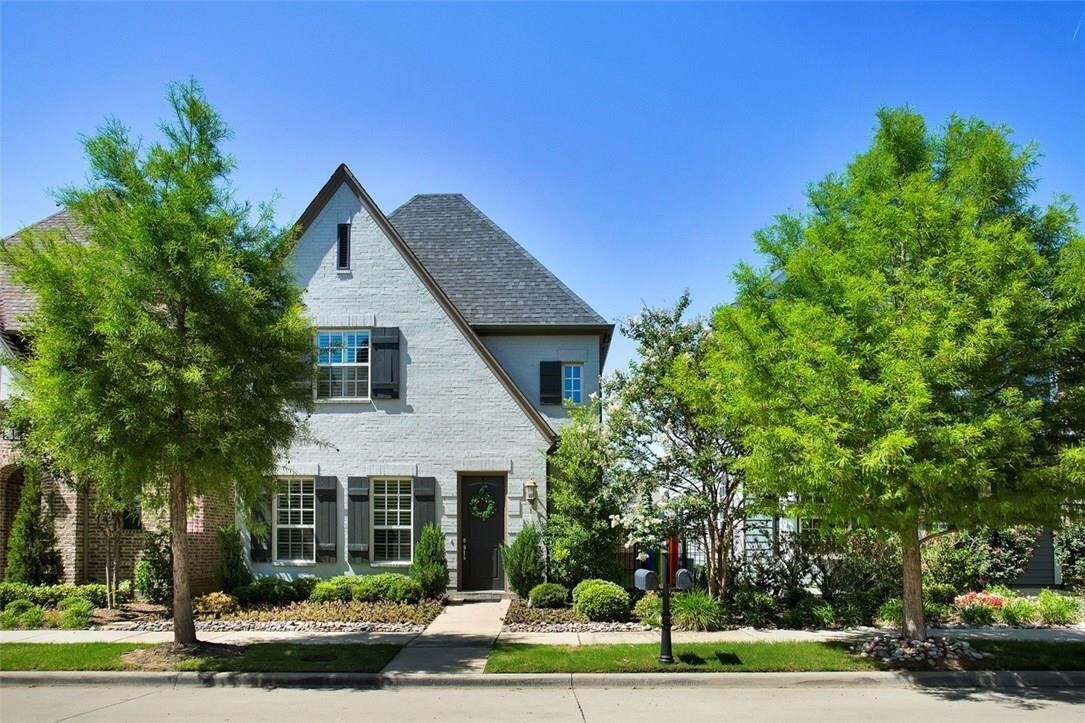 2221 Longwood Drive