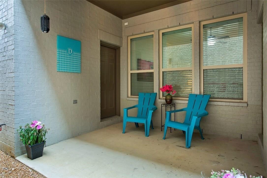 2221 Longwood Drive