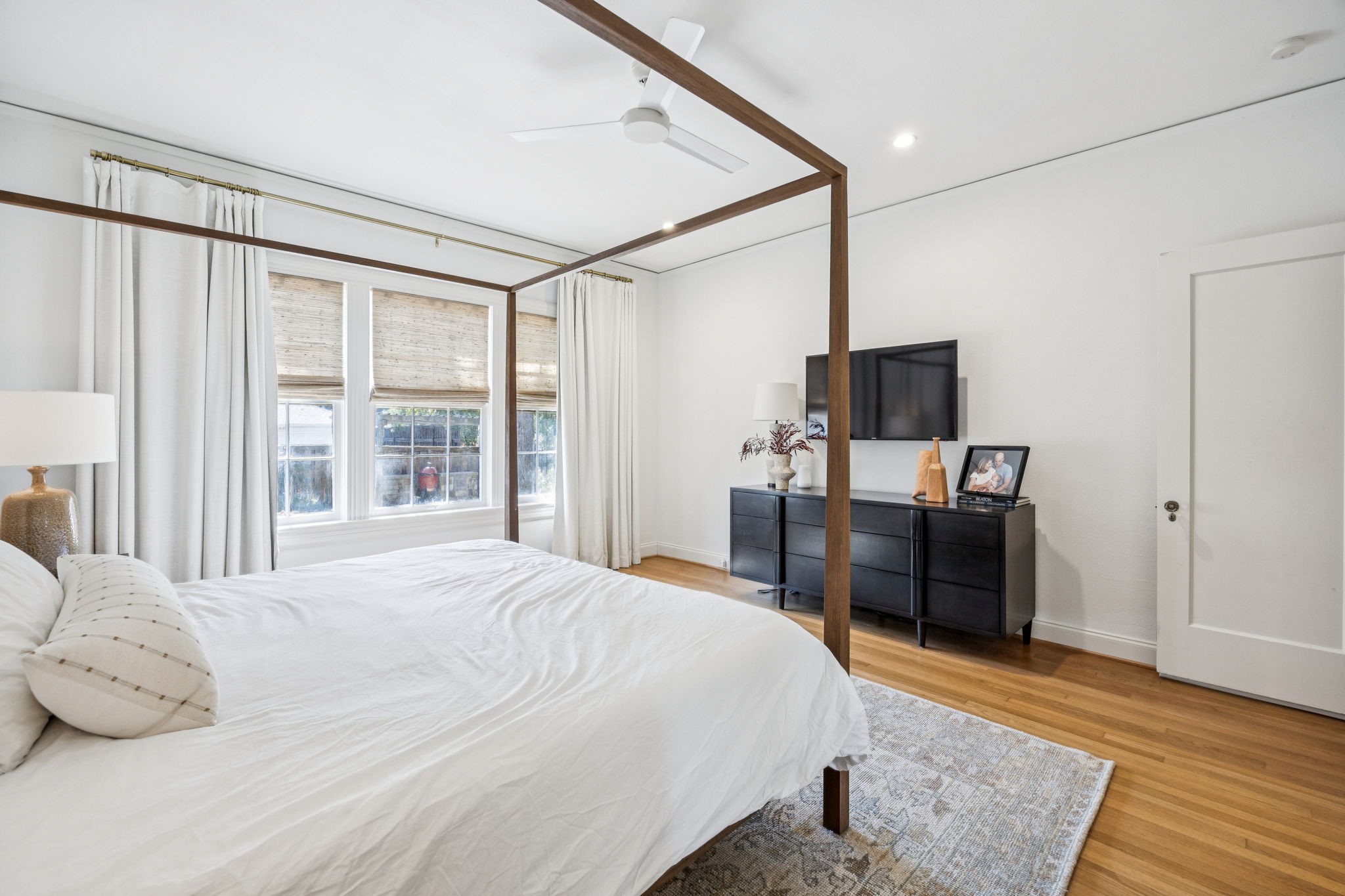 6006 Mercedes Avenue