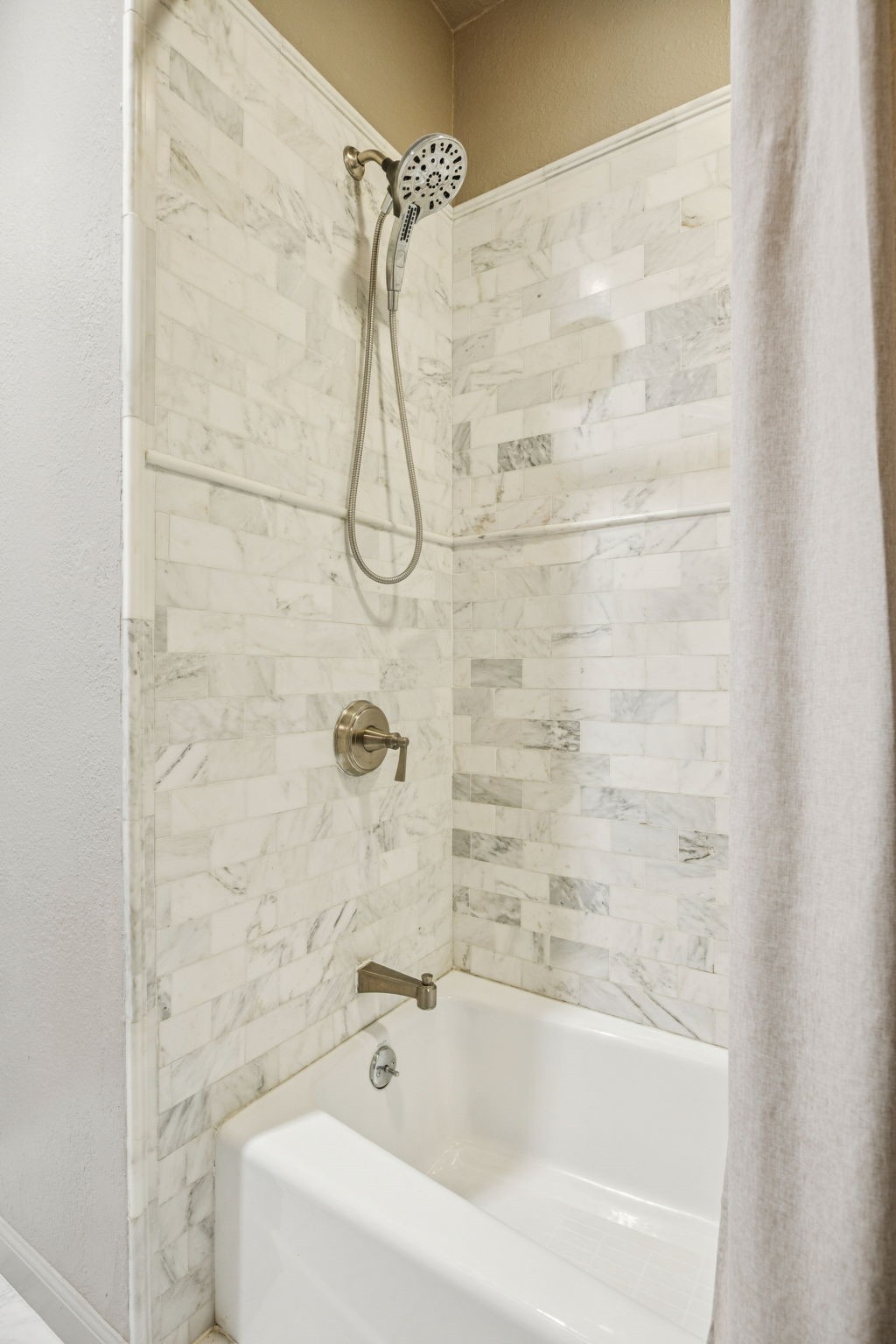 6006 Mercedes Avenue