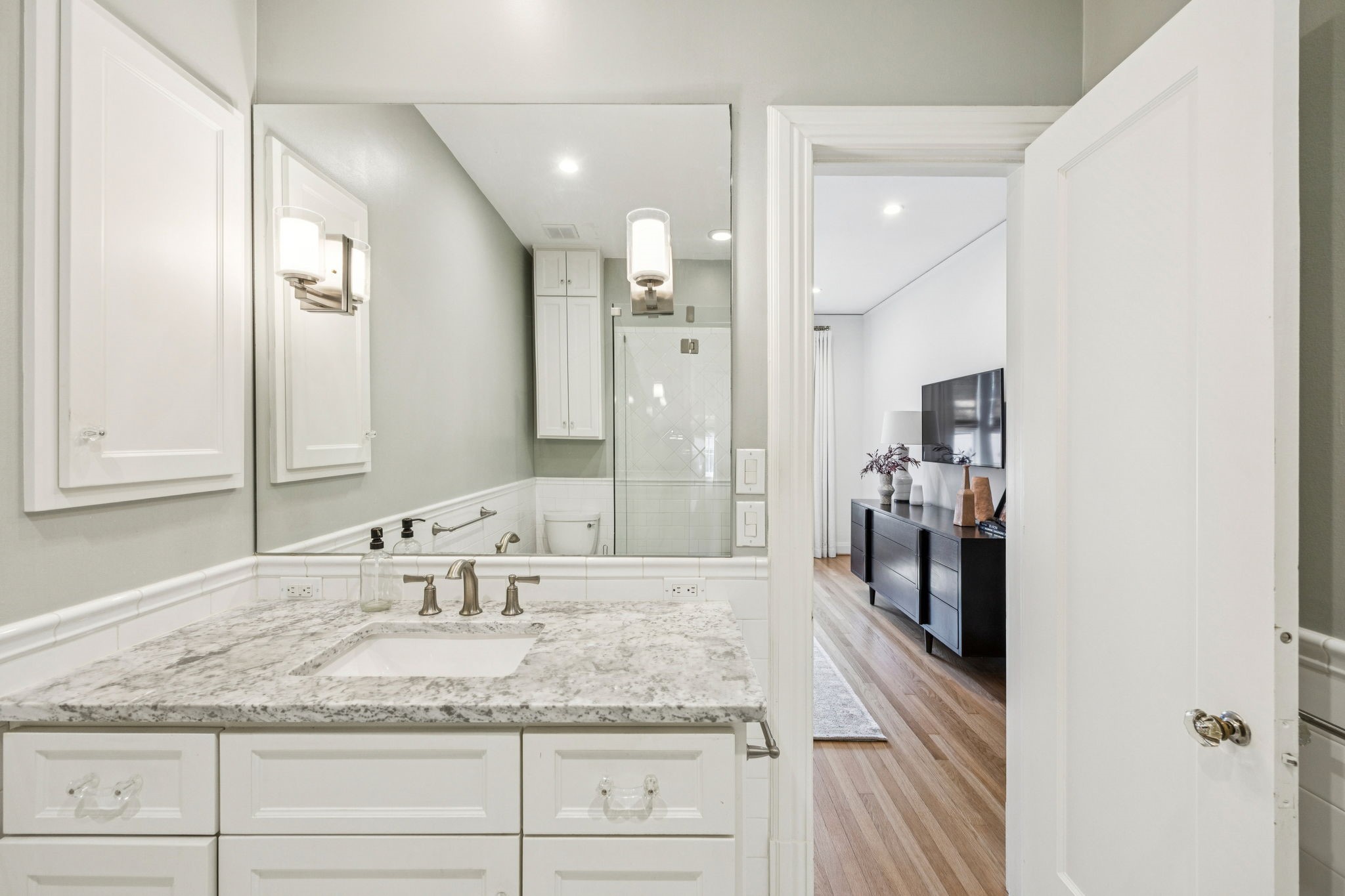 6006 Mercedes Avenue