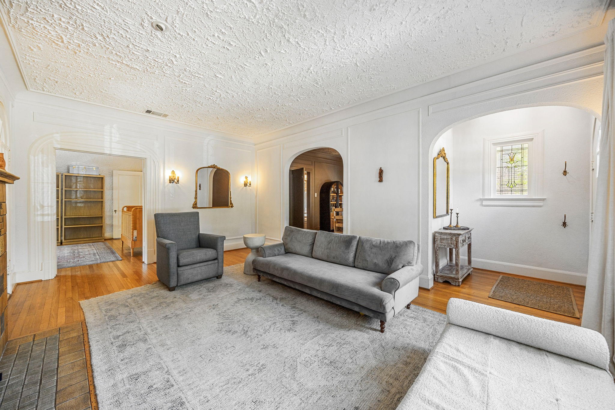 6006 Mercedes Avenue