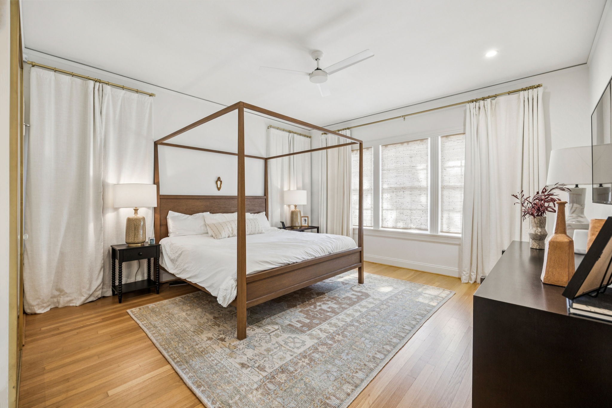 6006 Mercedes Avenue