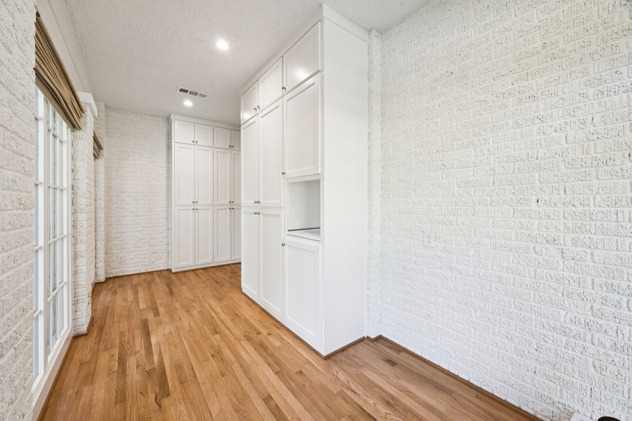 6006 Mercedes Avenue