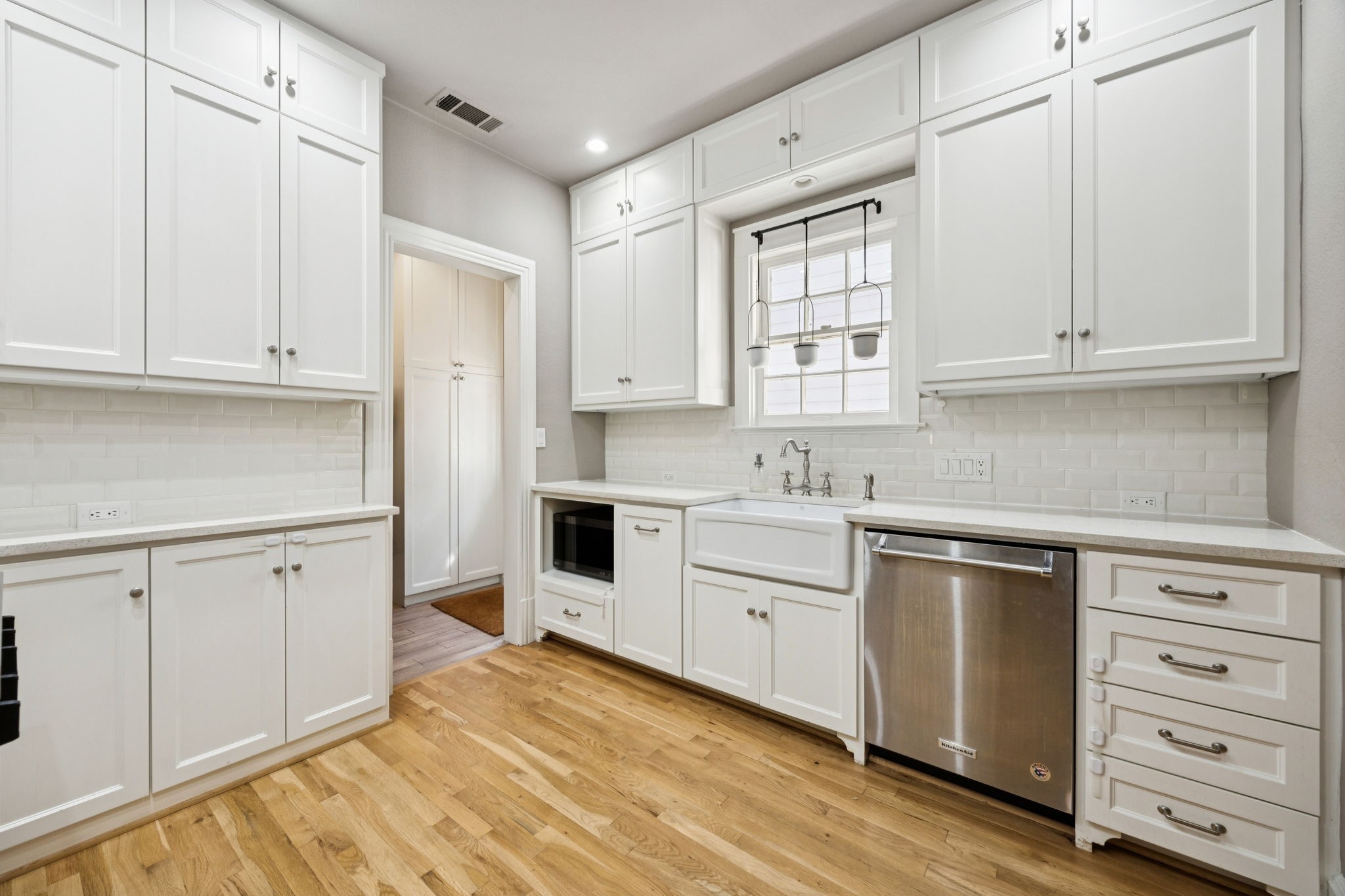 6006 Mercedes Avenue