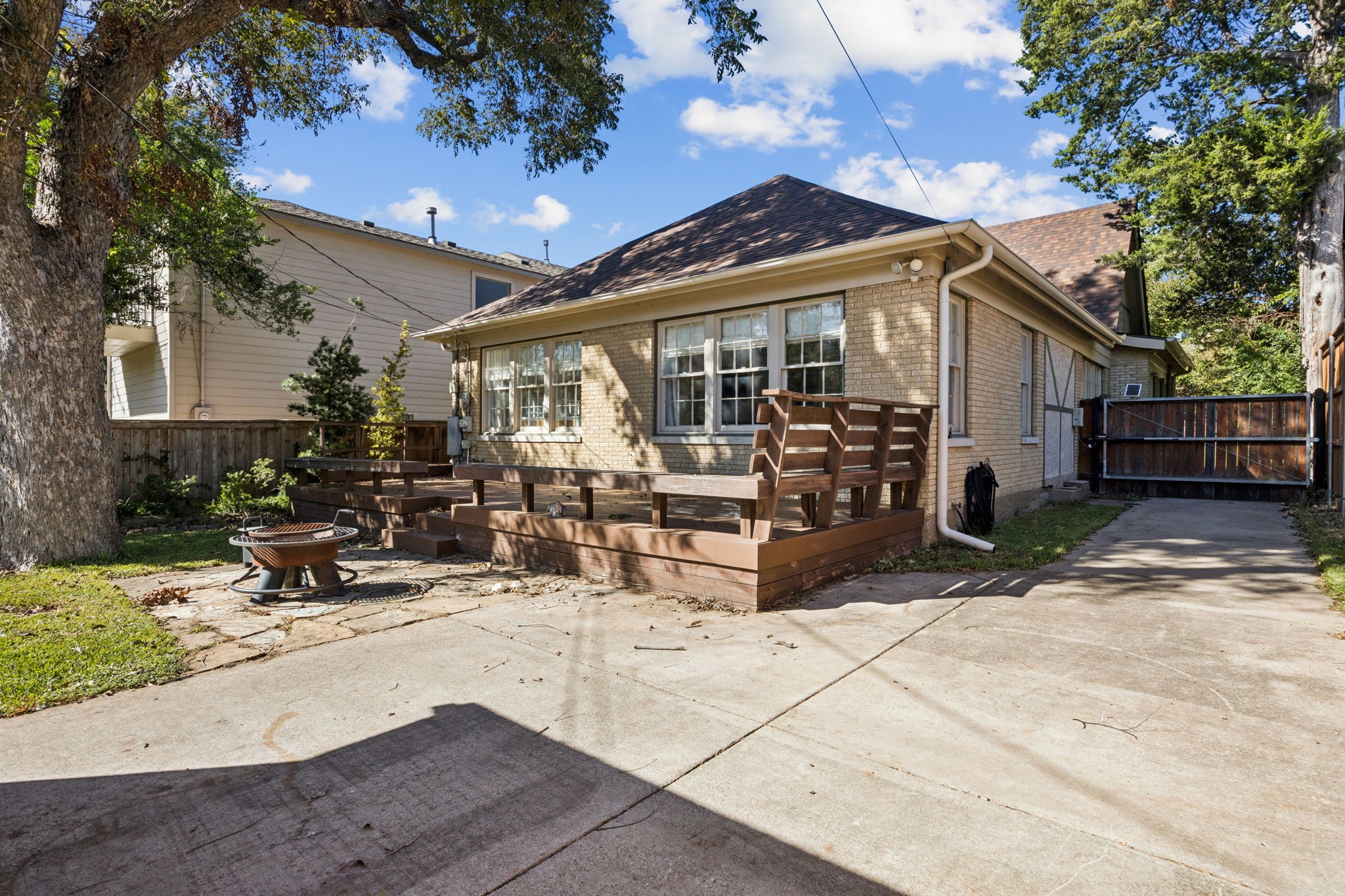 6006 Mercedes Avenue