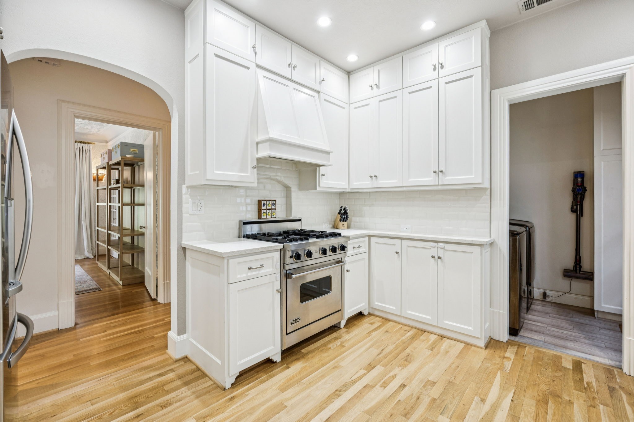 6006 Mercedes Avenue