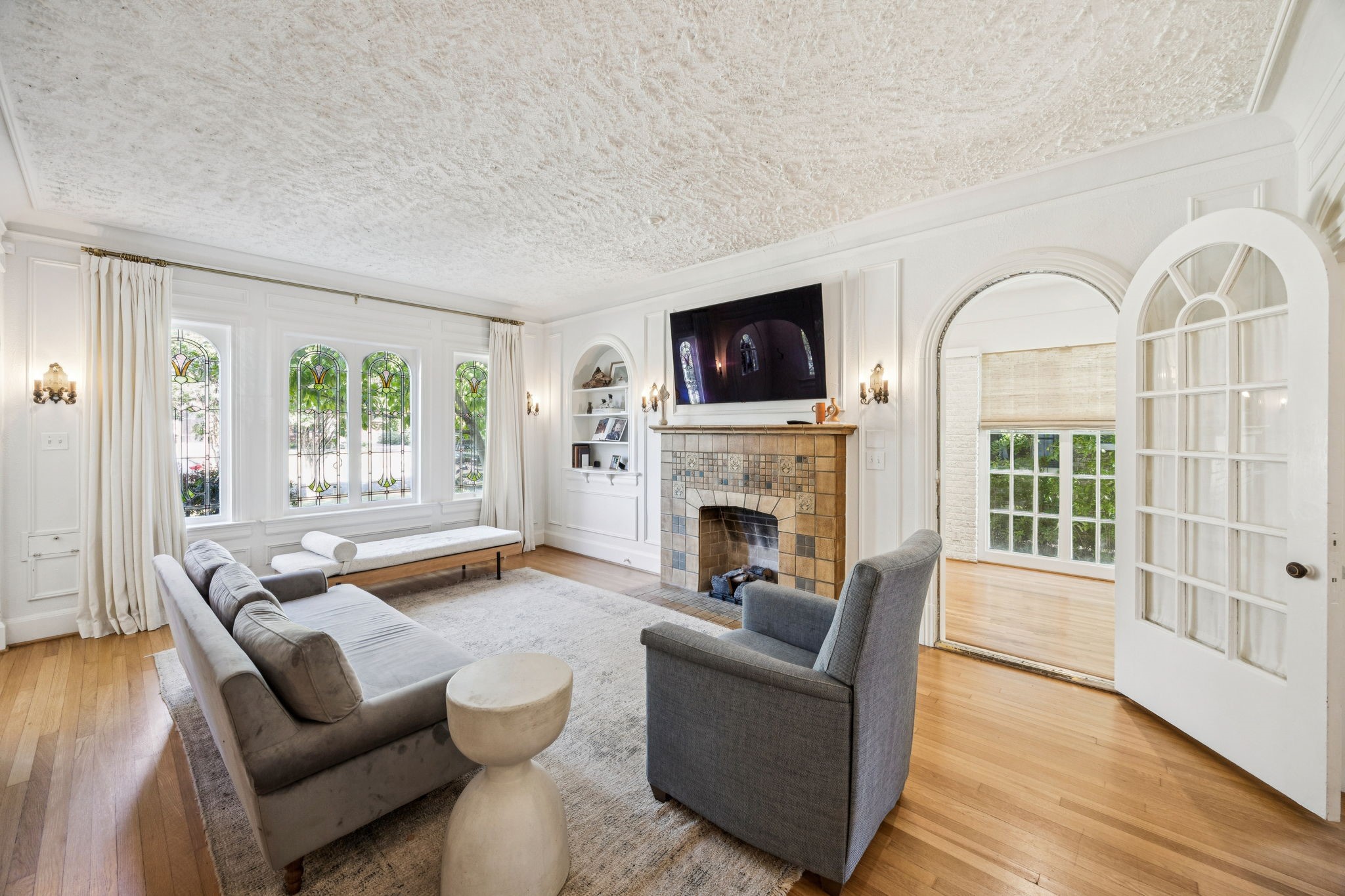 6006 Mercedes Avenue