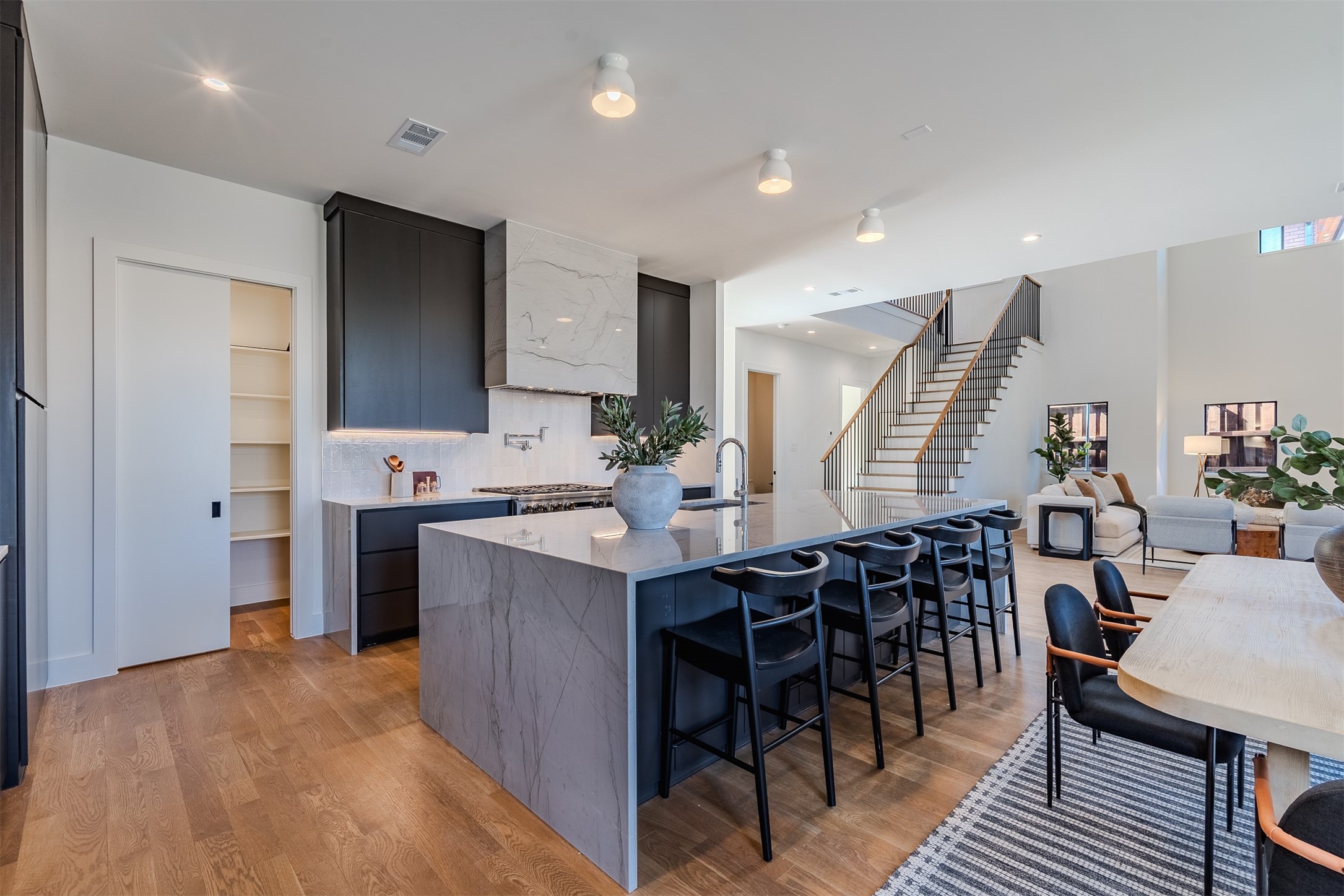 7115 Casa Loma Avenue