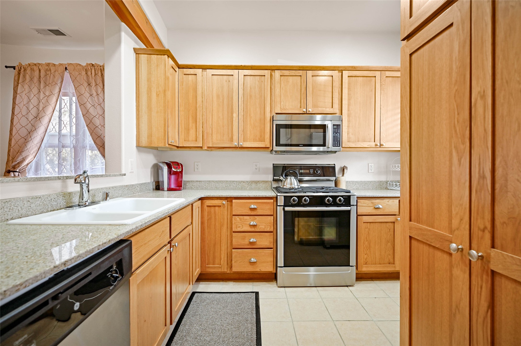 601 San Mateo Road W 196