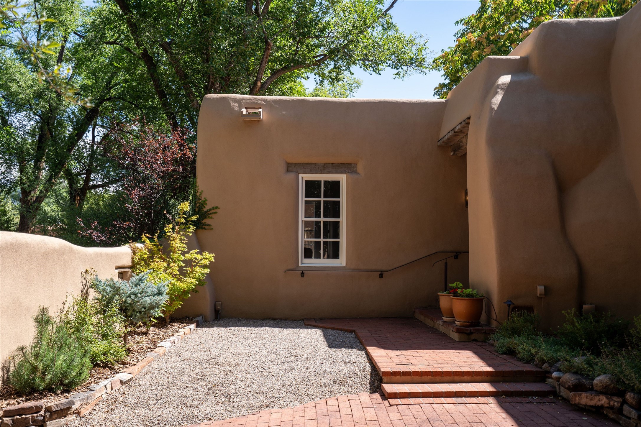 820 Acequia Madre