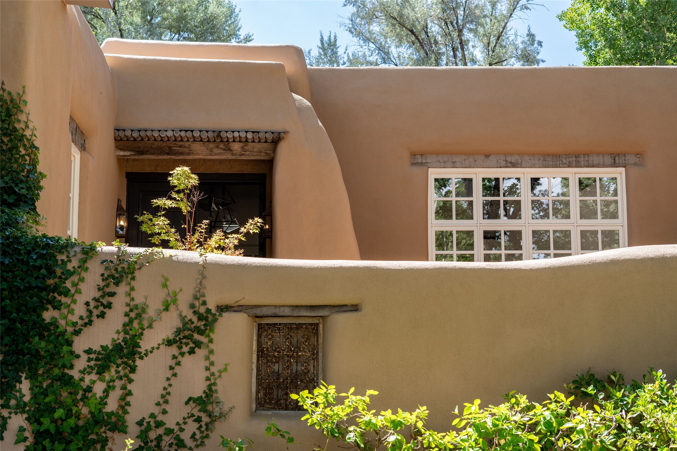 820 Acequia Madre