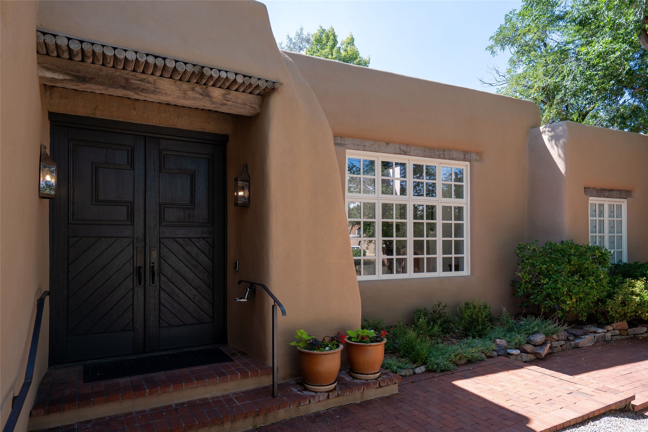 820 Acequia Madre