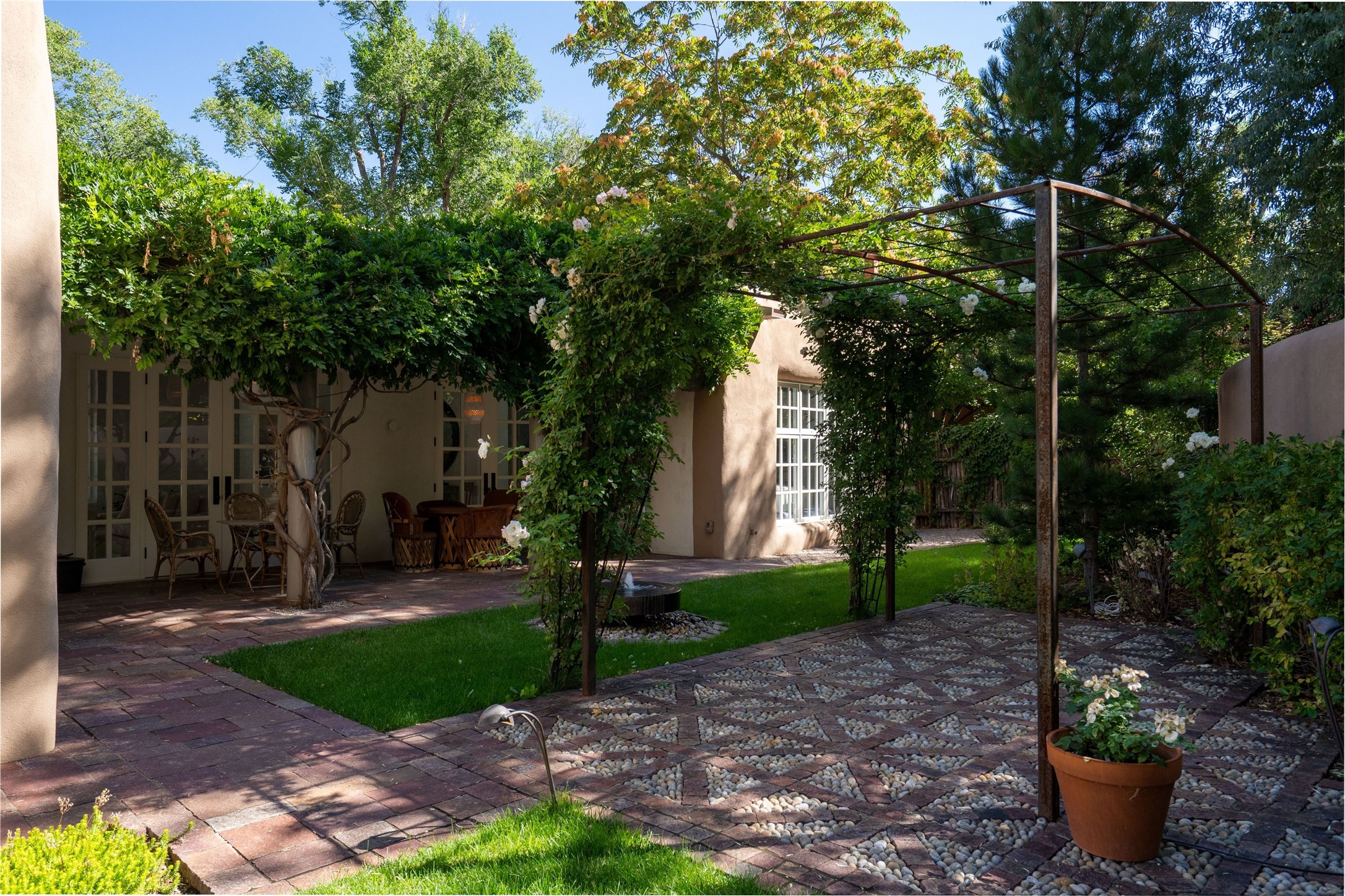 820 Acequia Madre