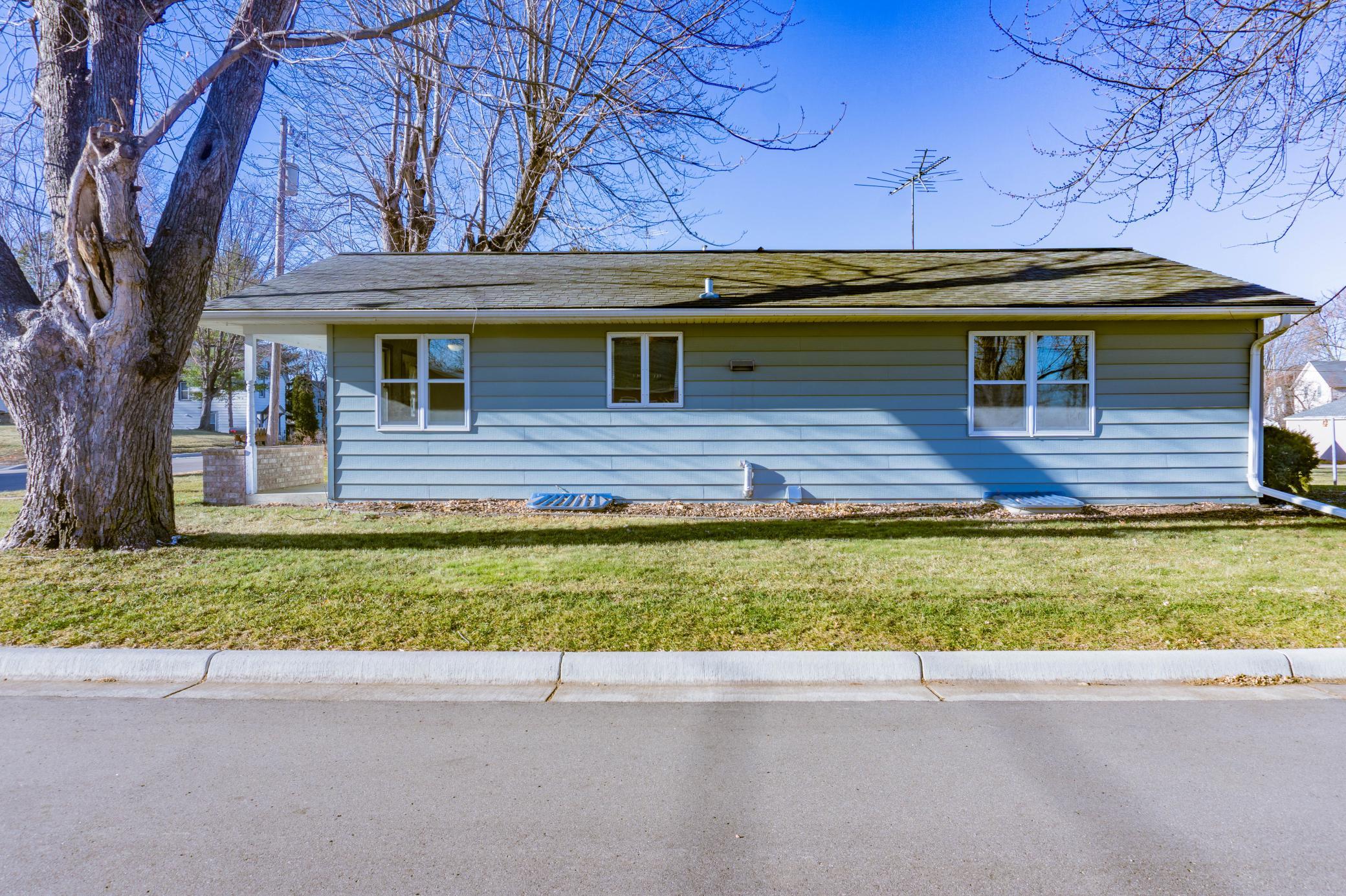 314 Playhouse Street E