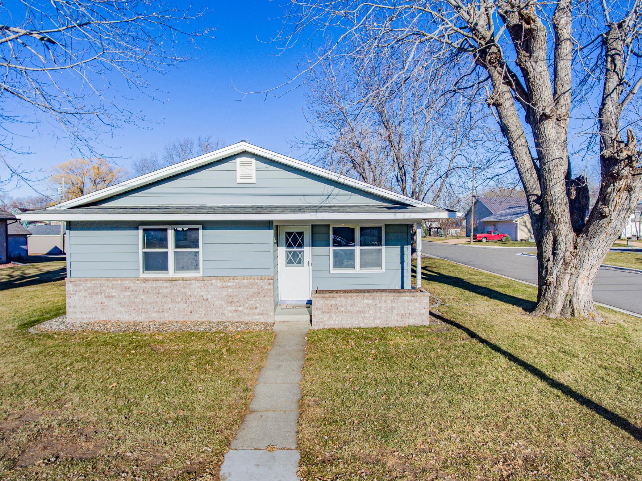 314 Playhouse Street E