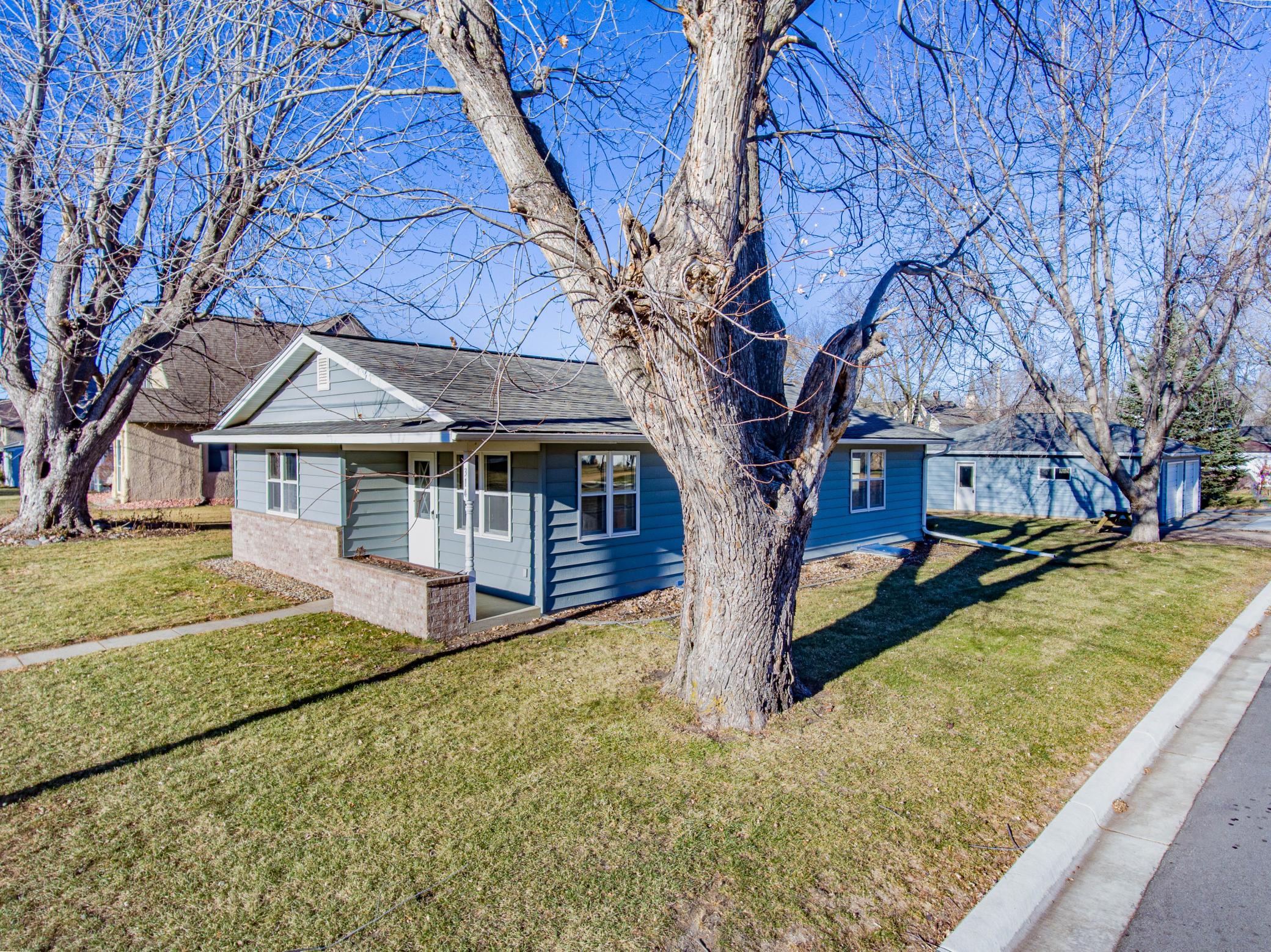 314 Playhouse Street E