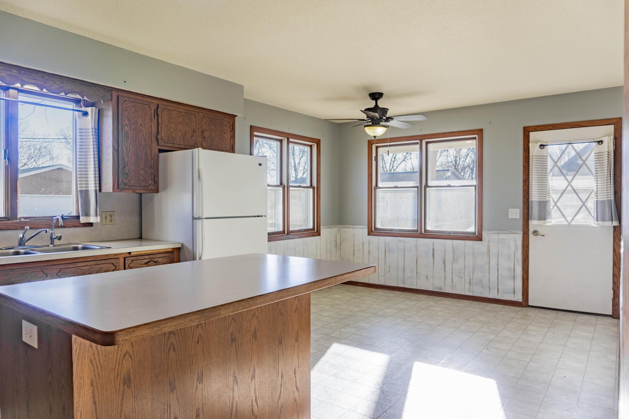 314 Playhouse Street E