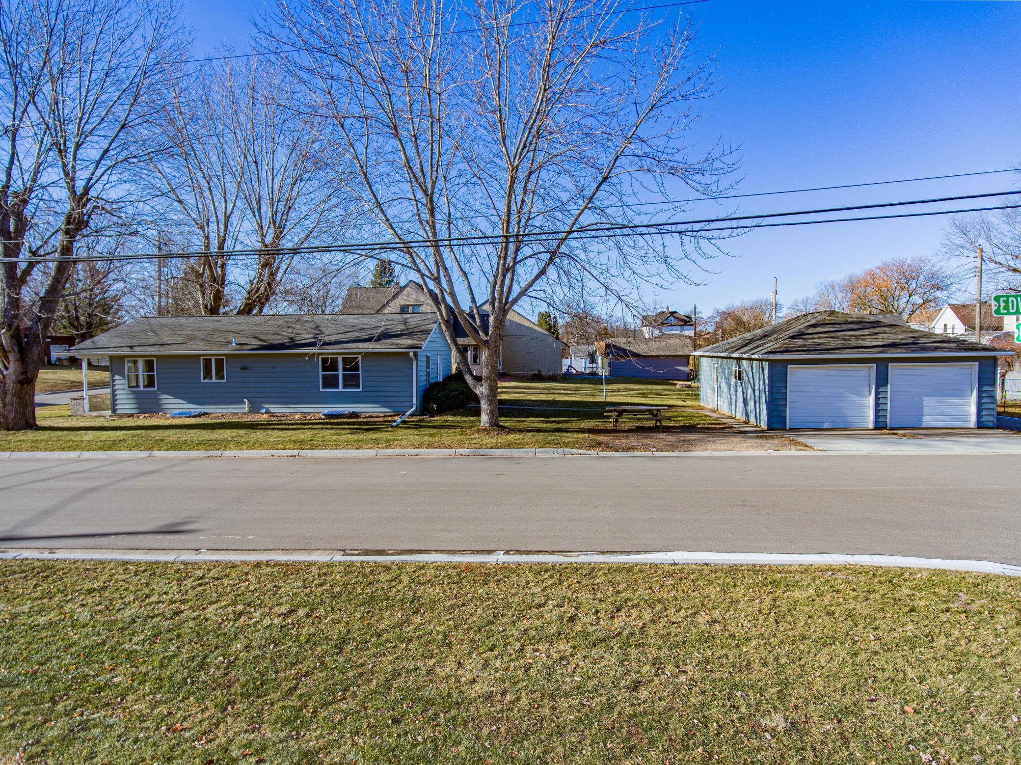 314 Playhouse Street E