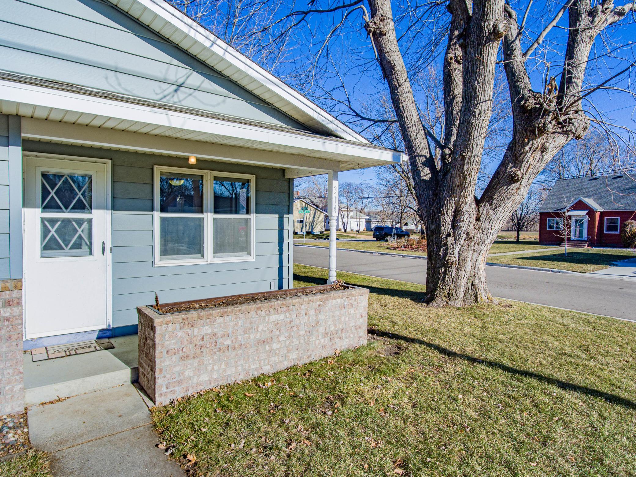 314 Playhouse Street E