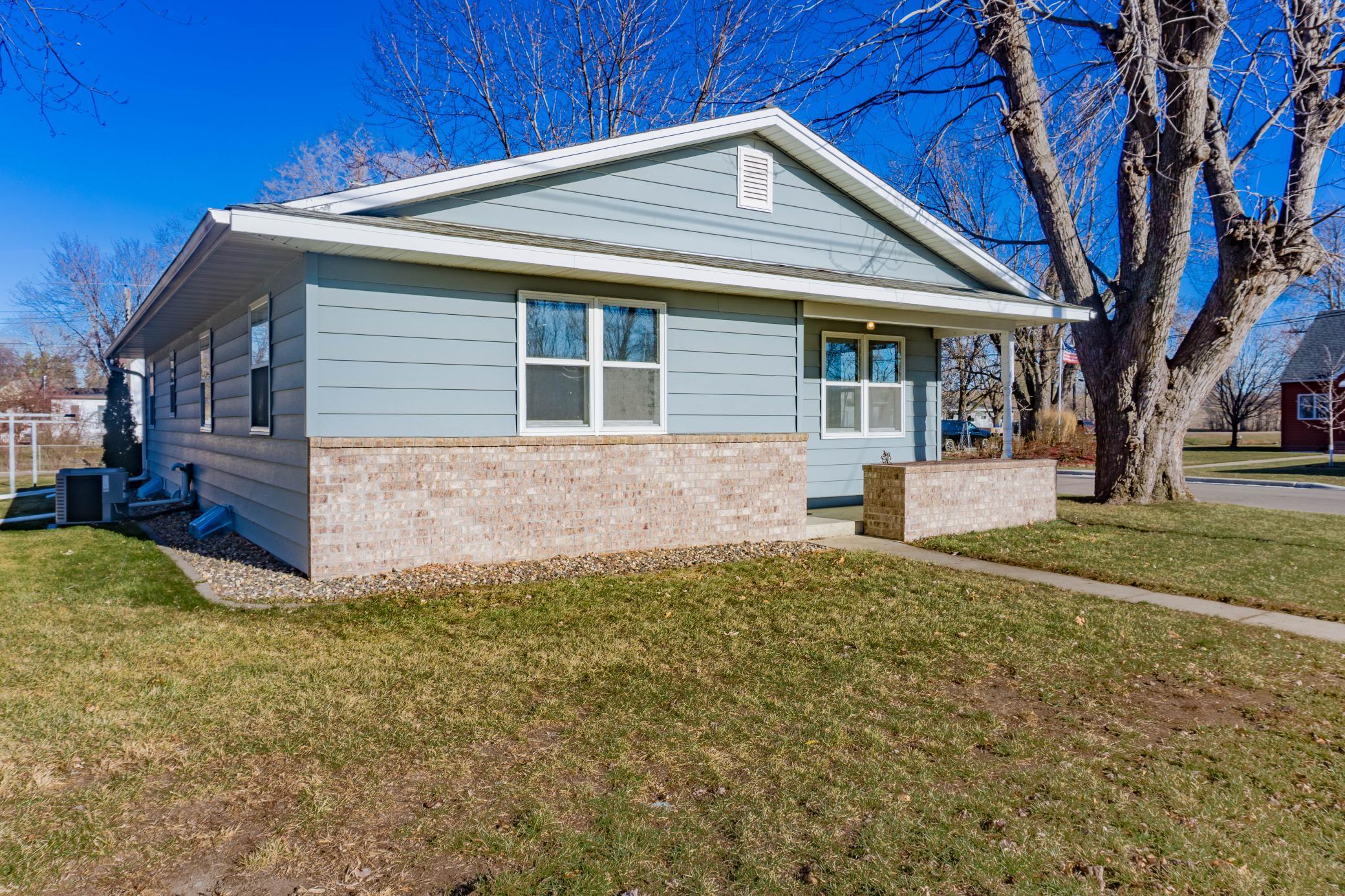 314 Playhouse Street E