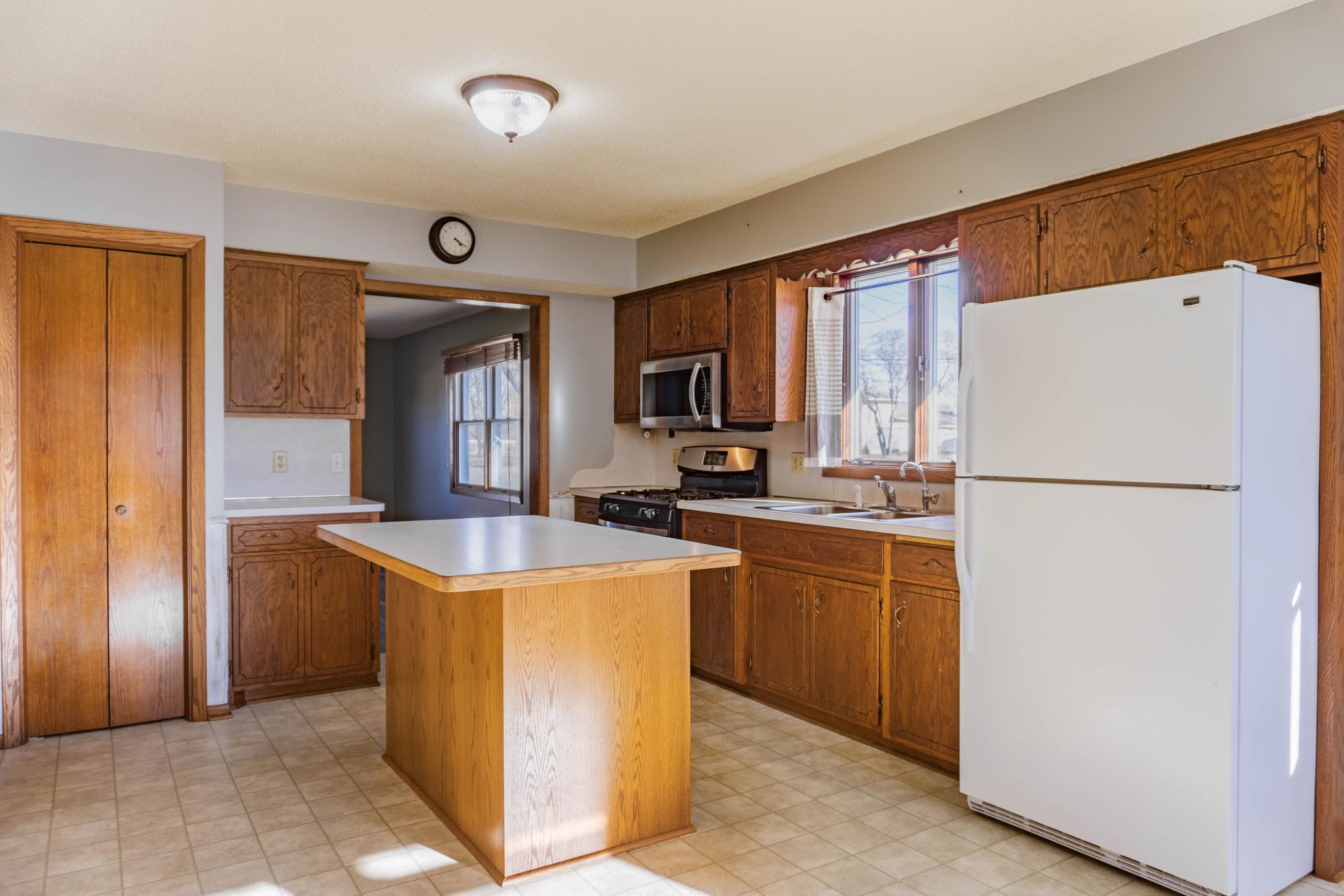 314 Playhouse Street E