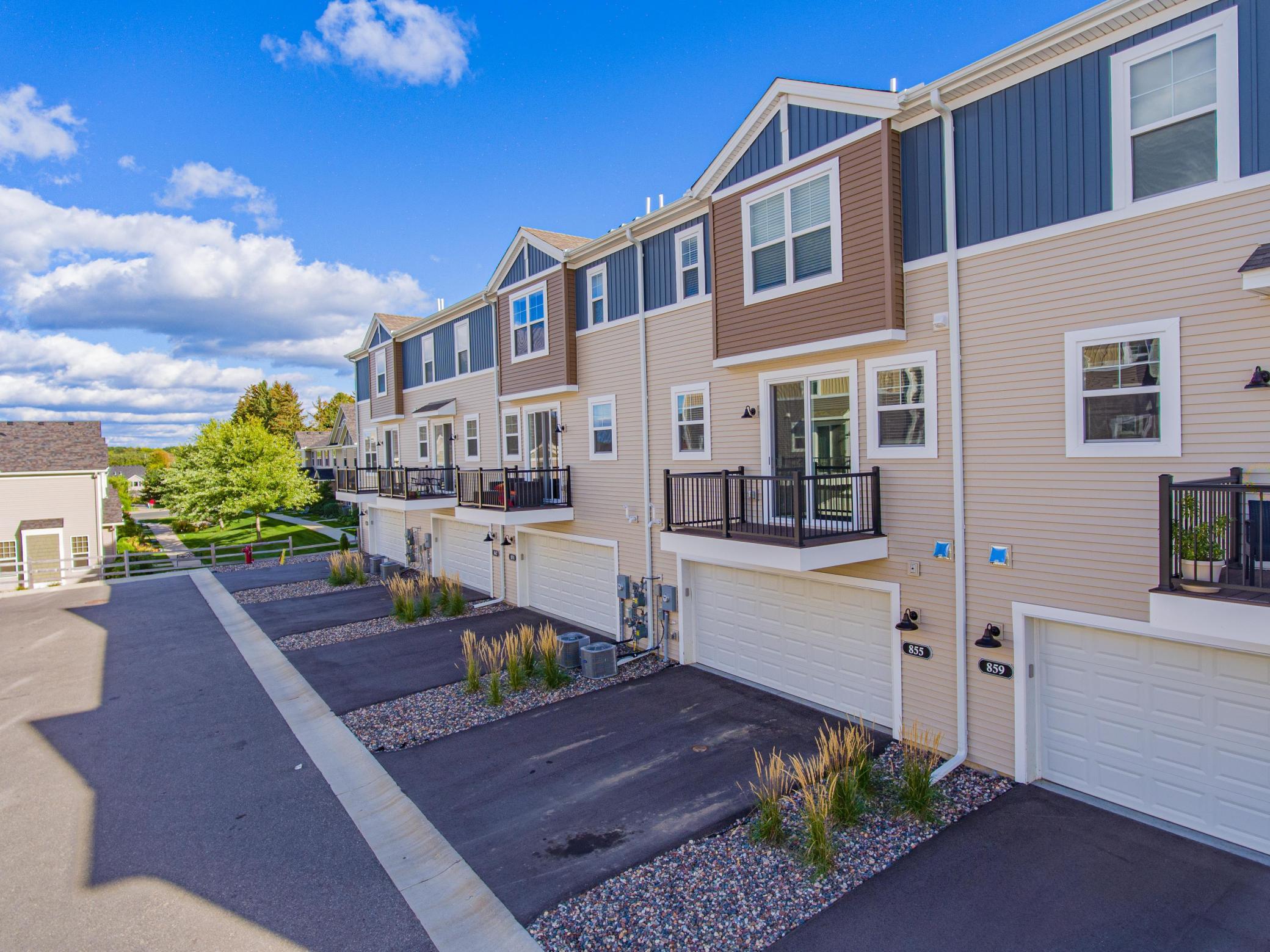 855 Roselyn Drive