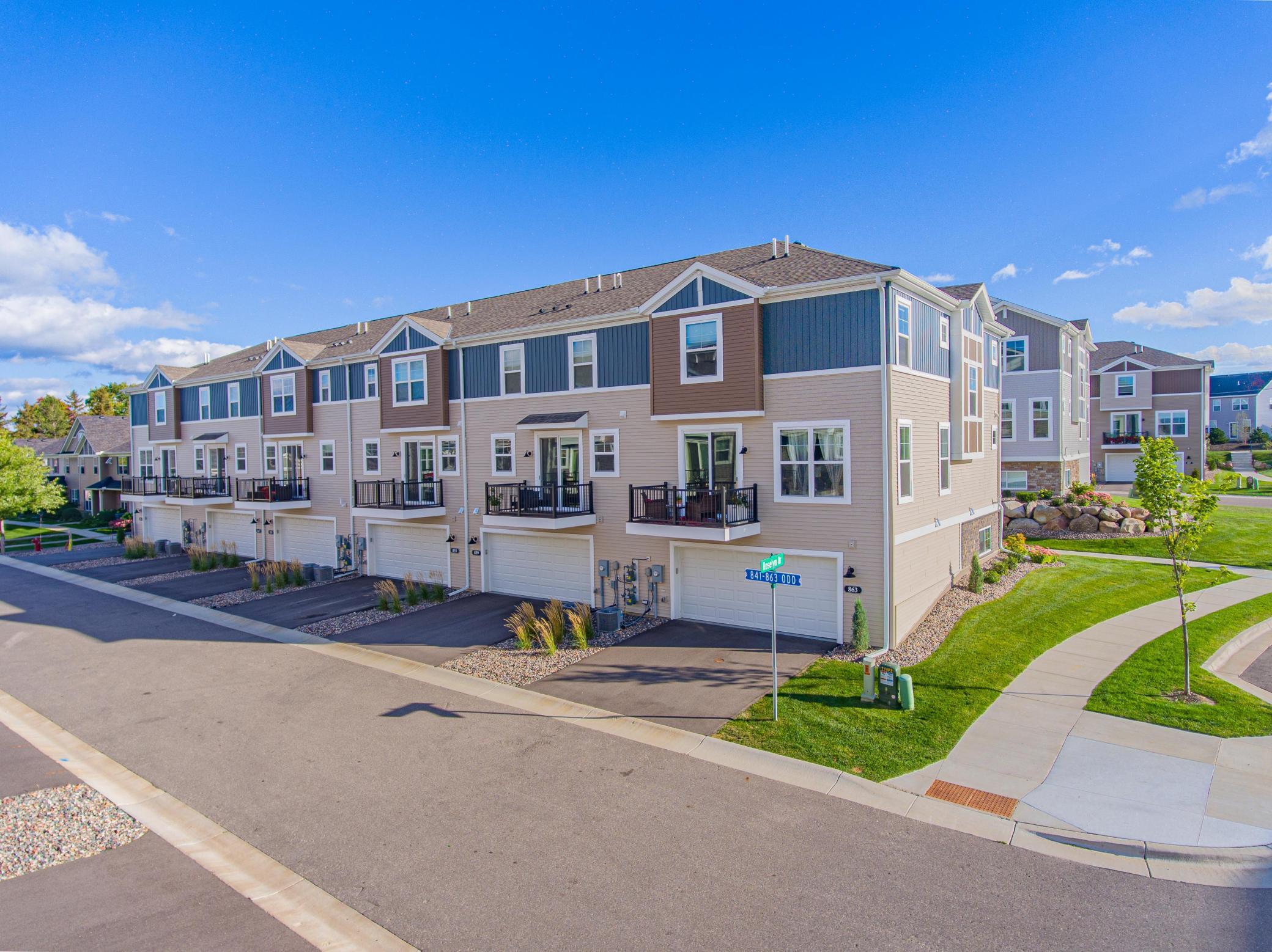 855 Roselyn Drive
