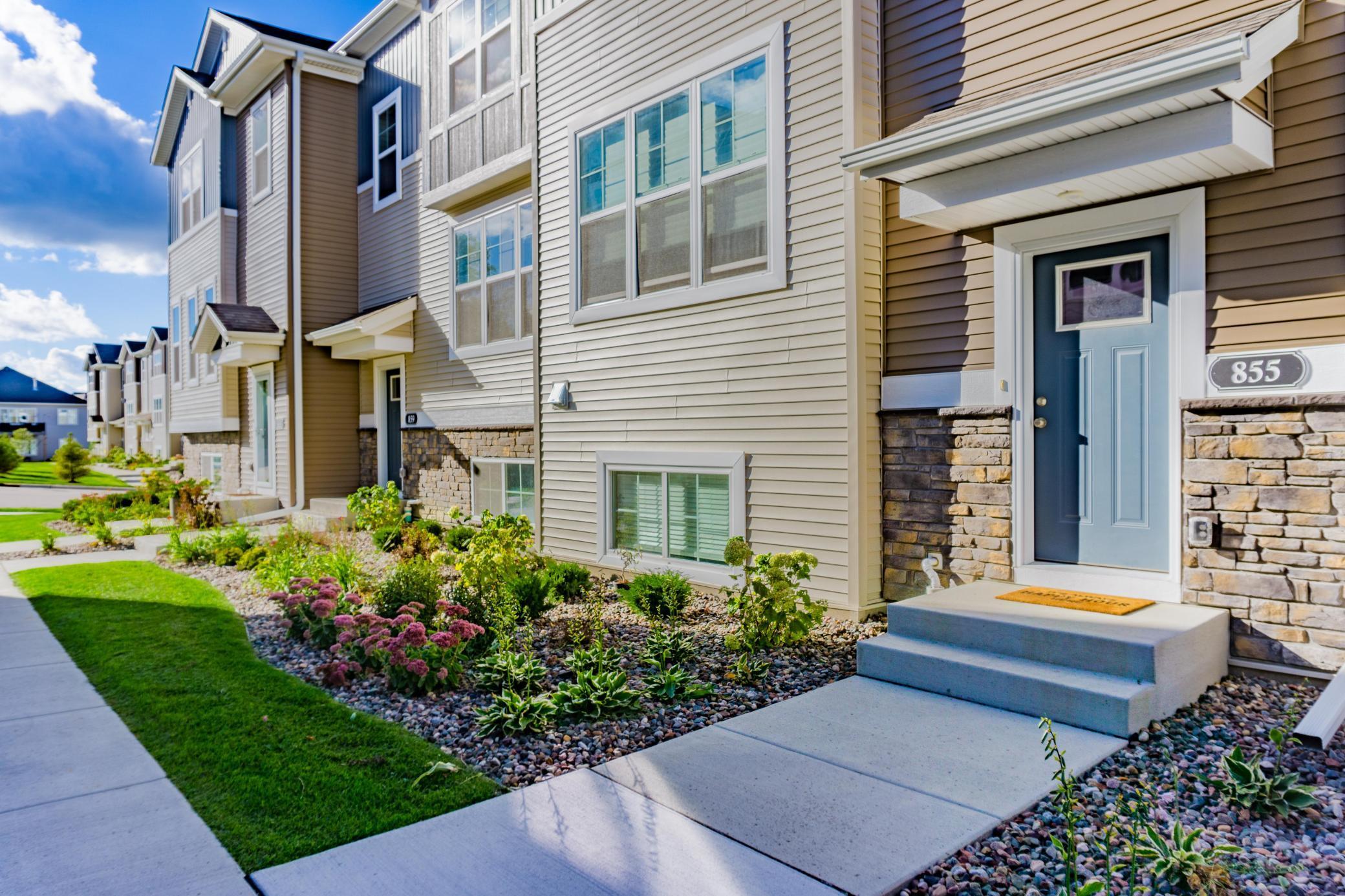 855 Roselyn Drive
