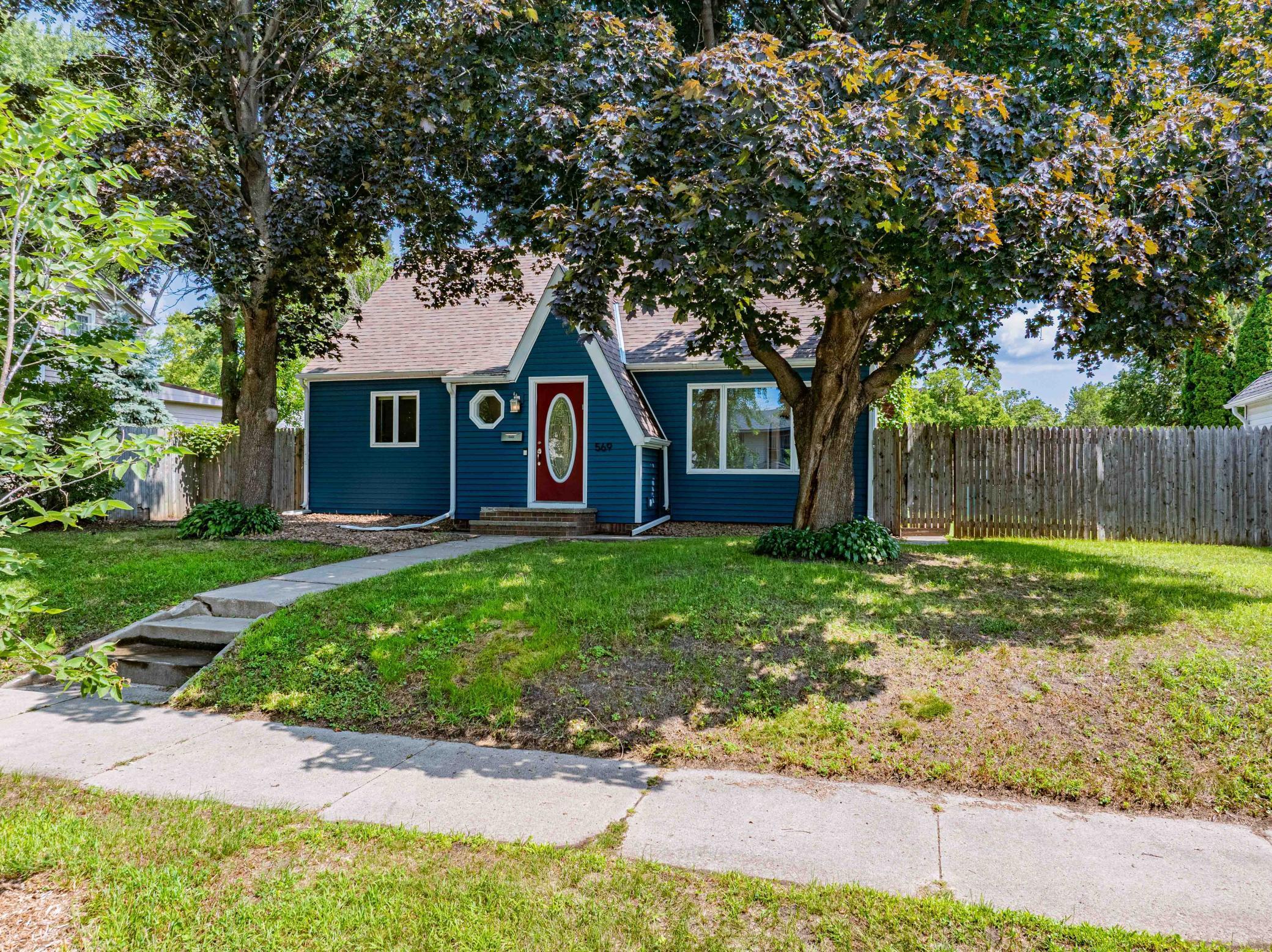 569 Glen Street SW