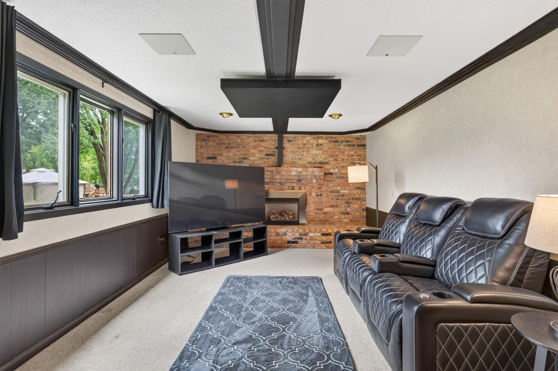 1589 Crest Drive