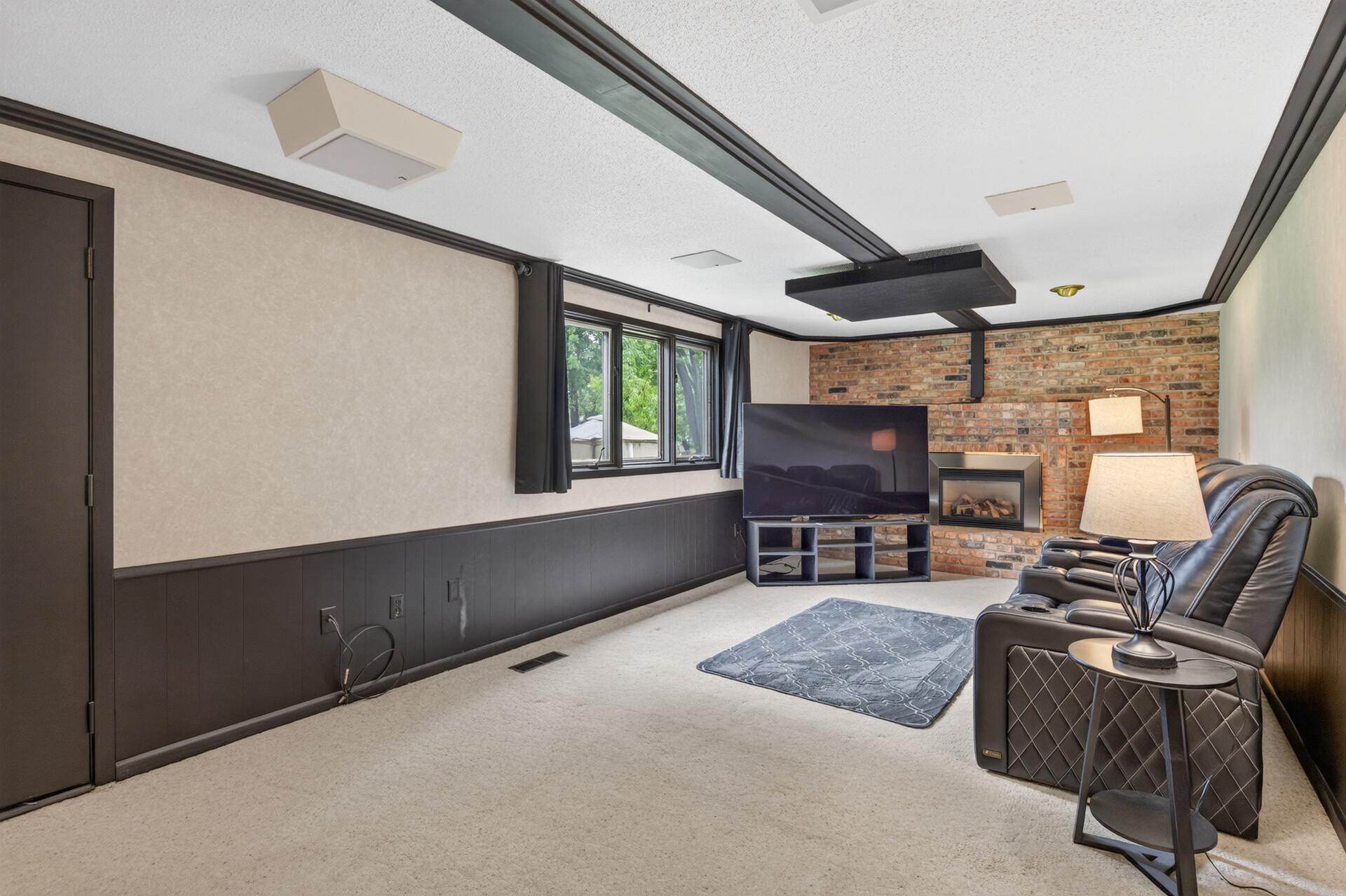 1589 Crest Drive