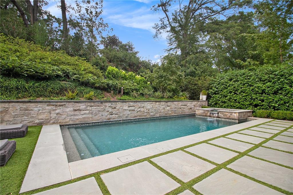 271 Hillside Drive NW