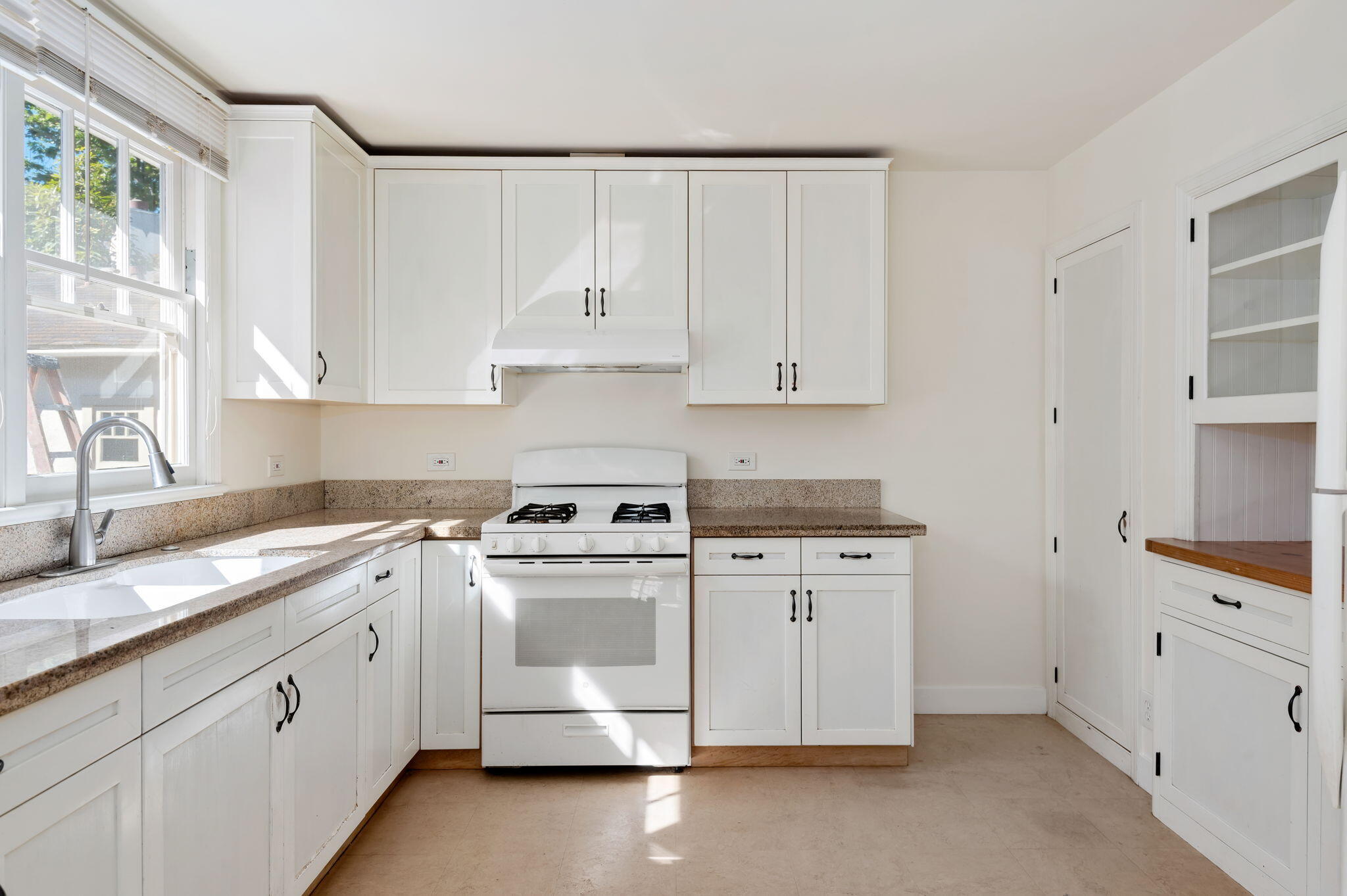 1322 E Yanonali Street