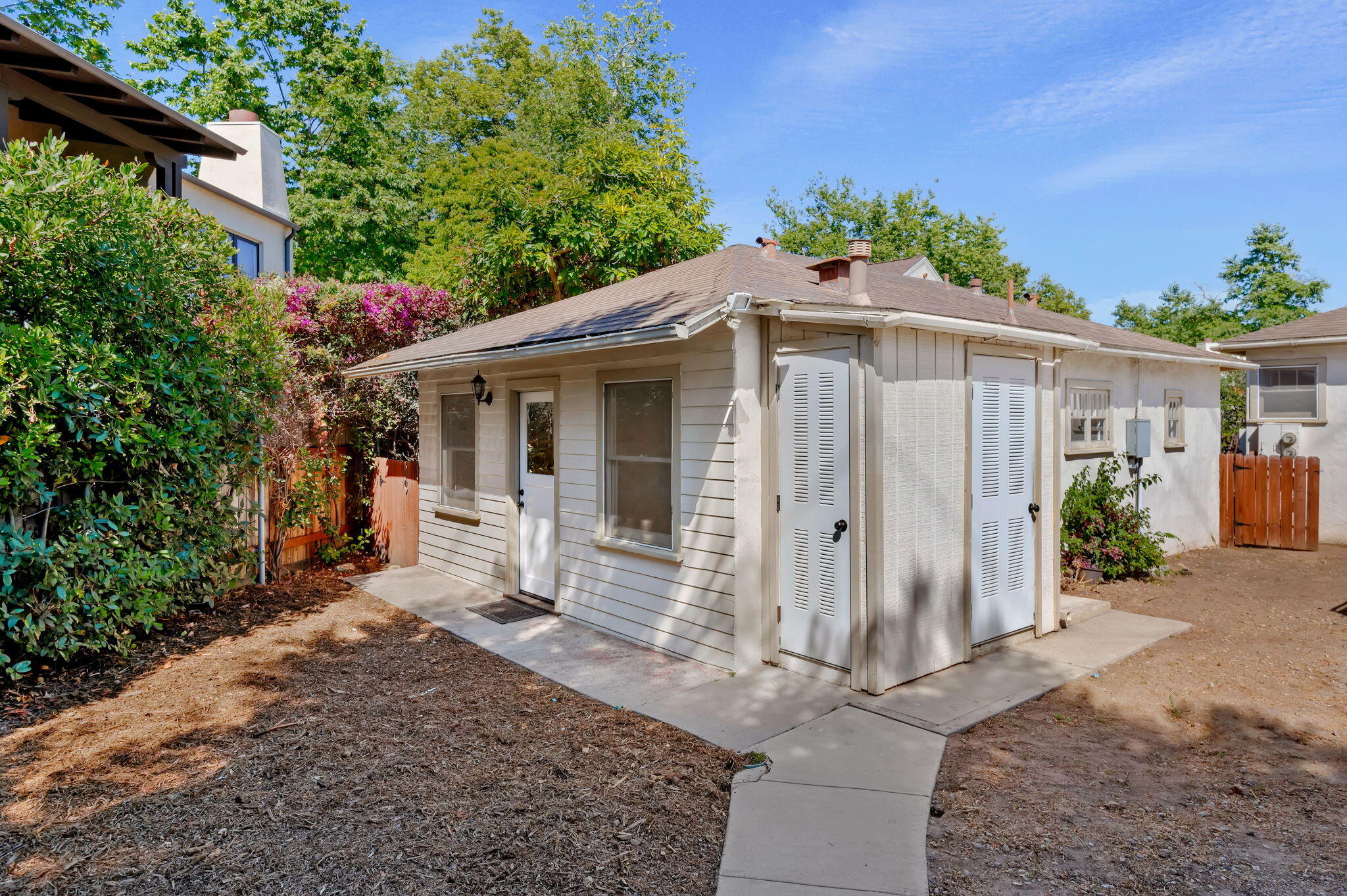 1322 E Yanonali Street