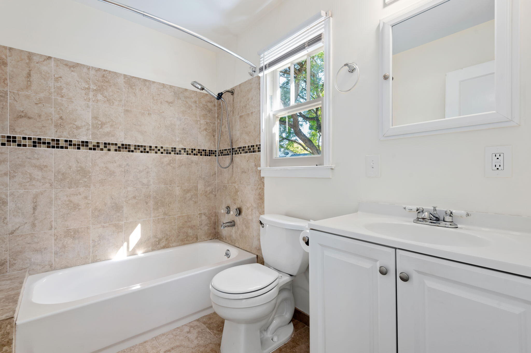 1322 E Yanonali Street